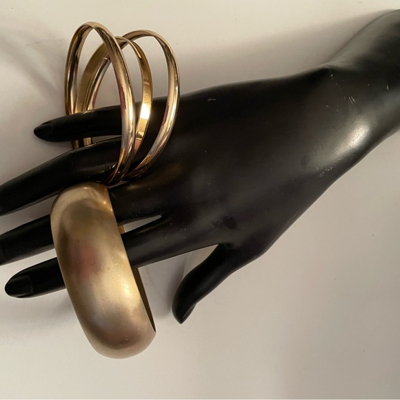 Gold Tone Women’s Bangle Bracelet Set - Picture 4 of 5